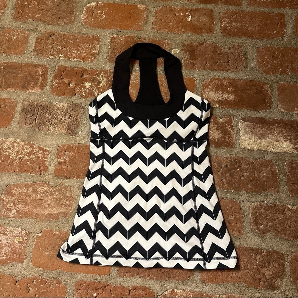 Lululemon Scoop Neck Tank in the "Arrow Chevron Polar Cream Black" pattern sz 6 - Picture 1 of 16
